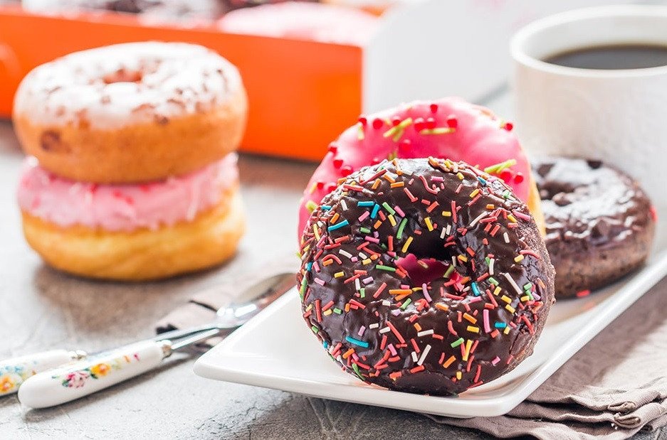 Bánh donut thơm lừng vàng ươm được nướng bằng nồi chiên không dầu