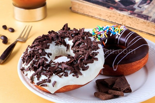 Bánh Donut vàng ươm, thơm lừng và hấp dẫn