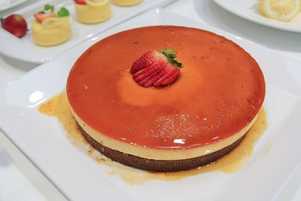 Bánh flan gato chocolate hoàn chỉnh với lớp flan mềm mịn và lớp cốt bông lan ẩm thơm, sẵn sàng thưởng thức