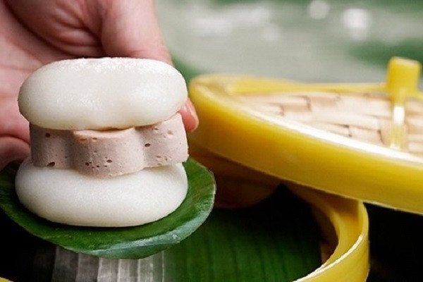 Bánh giầy kẹp chả ngon đậm đà