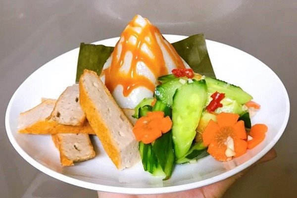 Bánh giò nóng hổi ăn kèm chả lụa và dưa góp hấp dẫn
