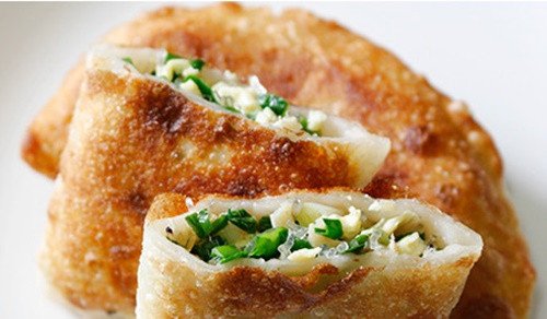Bánh hẹ chiên vàng ươm, thơm ngon khó cưỡng làm từ bột bánh xèo