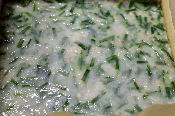 Bánh hẹ hấp chín đều, vỏ bánh trong và xanh mướt