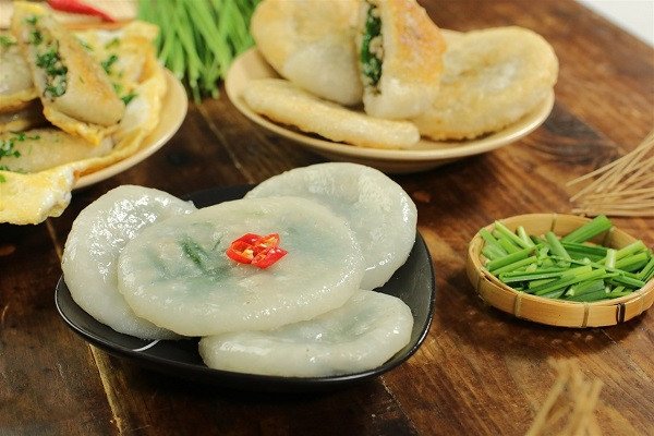 Bánh hẹ người Hoa với vỏ bánh chiên vàng, nhân hẹ xanh đậm