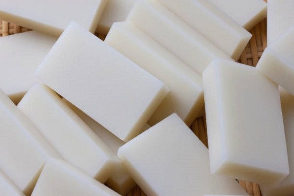 Khám Phá Bánh Mochi: Nghệ Thuật Ẩm Thực Truyền Thống Nhật Bản bánh Kaku Mochi hình vuông tượng trưng cho tình đoàn kết