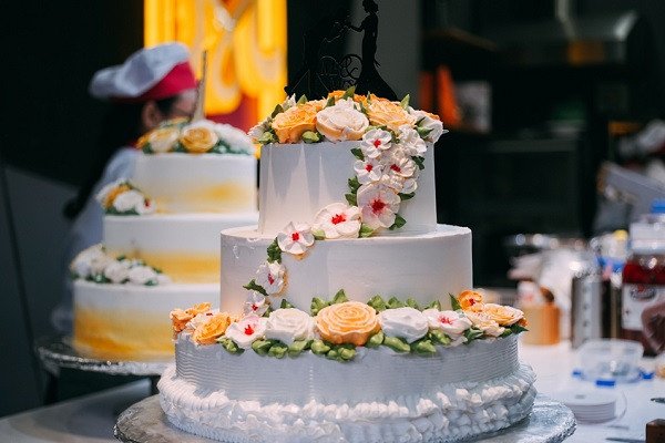 Bánh kem cưới hai tầng sang trọng với họa tiết tinh tế.