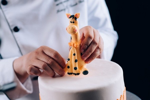 Bánh kem nghệ thuật được phủ fondant tinh xảo.
