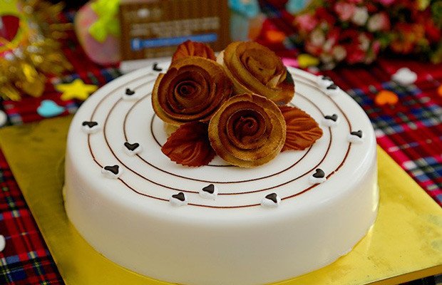 Bánh kem rau câu flan được trang trí trái cây tươi