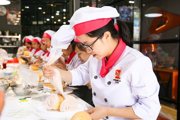 Bánh kem trang trí Giáng Sinh với kem và phụ kiện.