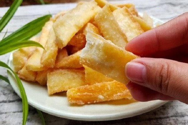 Bánh khoai mì chiên giòn với vỏ ngoài vàng ươm, thơm ngon và hấp dẫn