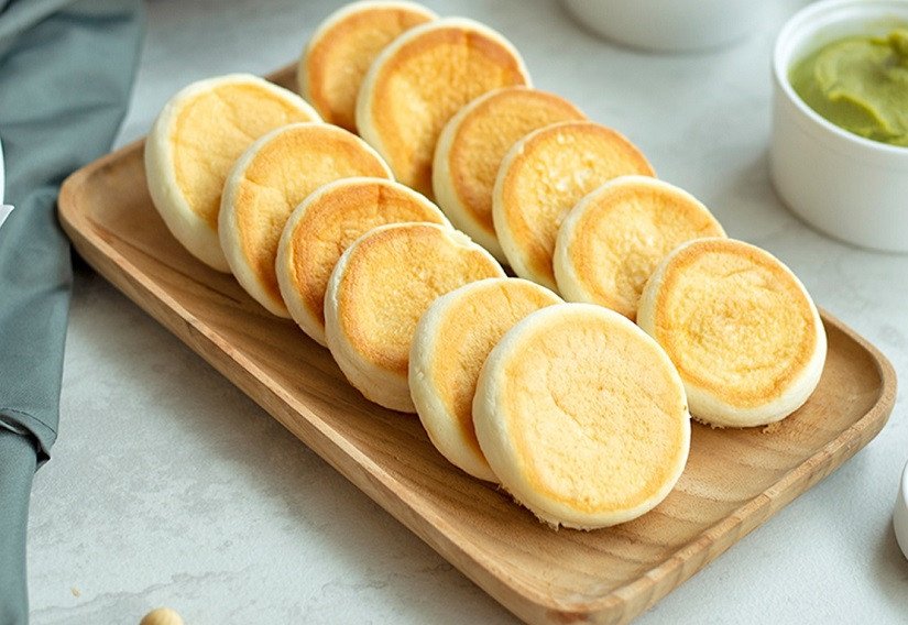 Bánh khoai mì cốt dừa hình tròn nhỏ rắc mè rang hấp dẫn