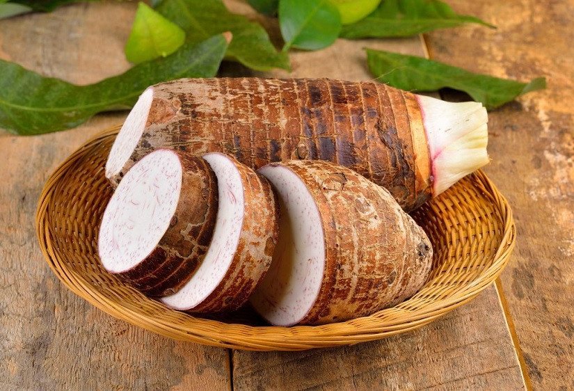 Bánh khoai môn lệ phố chiên không dầu đặt trên đĩa, sẵn sàng thưởng thức cùng nước chấm