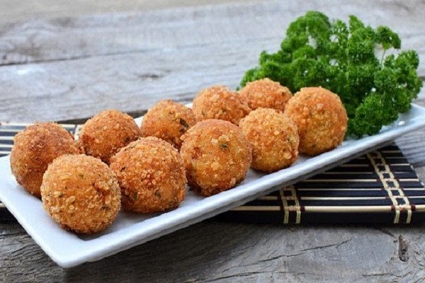 Bánh khoai môn lệ phố chiên vàng giòn rụm