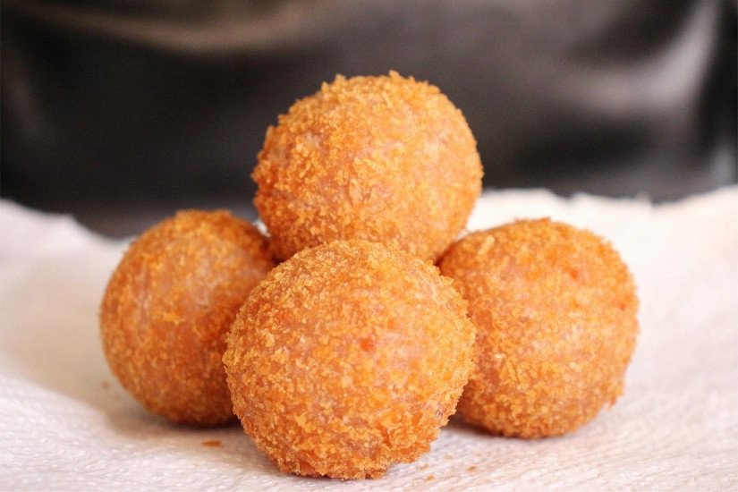 Bánh khoai môn lệ phố vàng giòn hấp dẫn, được chiên bằng nồi chiên không dầu