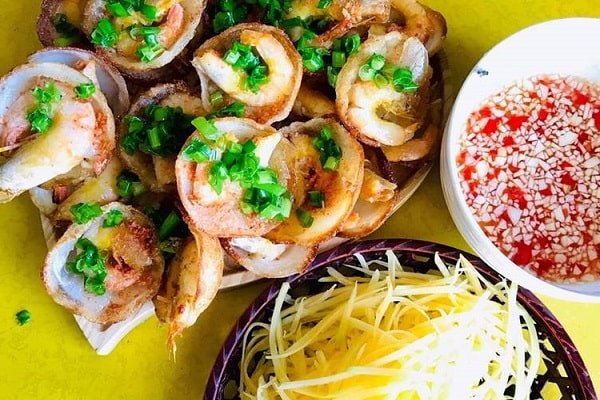Bánh khọt miền Nam thành phẩm vàng giòn, hấp dẫn cùng rau sống