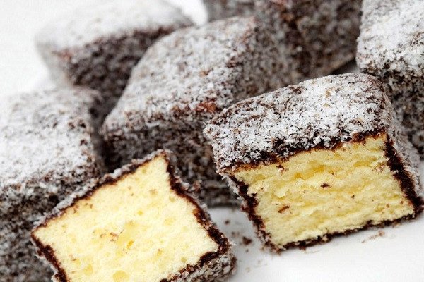 Bánh Lamington chocolate dừa hấp dẫn được cắt vuông vắn trên đĩa