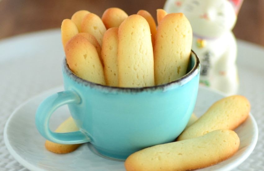 Bánh lưỡi mèo chuẩn bị nướng trong khay nồi chiên không dầu