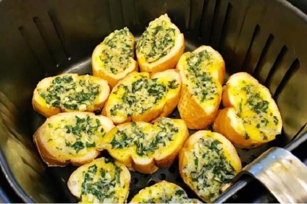Bánh mì bơ tỏi bằng nồi chiên không dầu