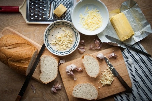Bánh mì bơ tỏi chuẩn bị nguyên liệu