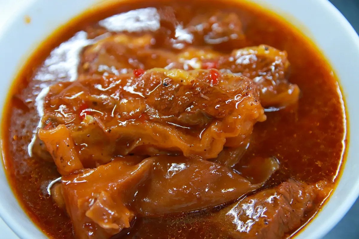 Bánh mì chảo thành phẩm nóng hổi với các loại topping hấp dẫn trên đĩa gang.