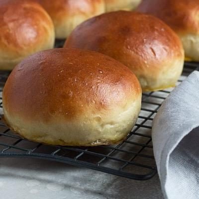 Bánh mì được nướng vàng đều chuẩn bị cho nhân phô mai