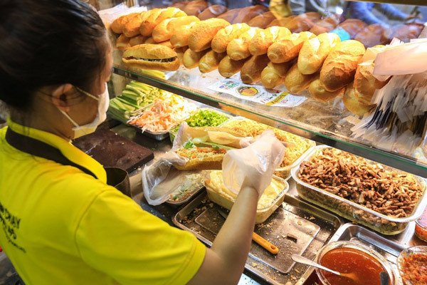 Bánh mì heo quay giòn rụm với lớp thịt đậm đà, hấp dẫn thực khách