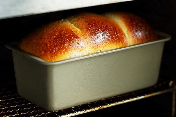Bánh mì ngọt nhân dừa vàng ươm sau khi nướng