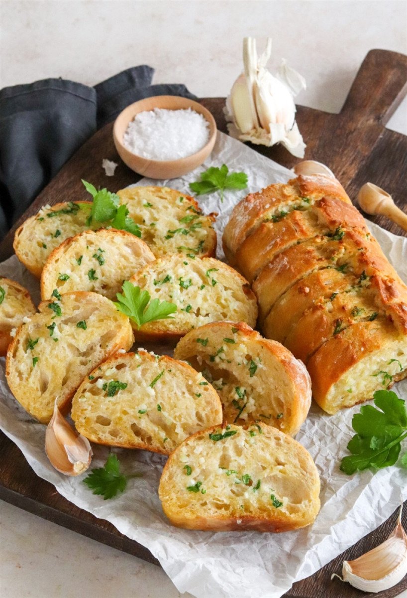 Bánh mì nướng bơ tỏi giòn rụm bằng nồi chiên không dầu