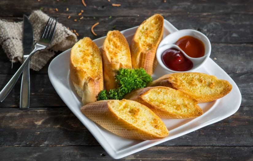 Bánh mì nướng mật ong bơ vàng óng giòn rụm trong nồi chiên không dầu