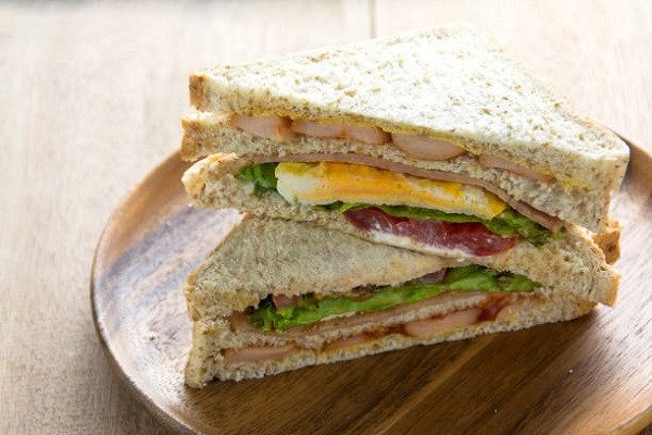 Bánh mì sandwich kẹp trứng giăm bông hoàn chỉnh thơm ngon