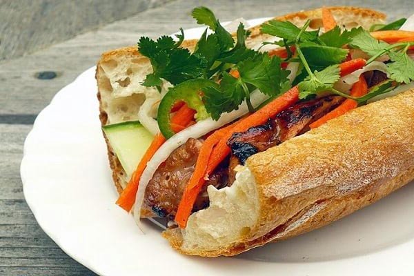 Bánh mì xá xíu đầy đặn với thịt, rau và dưa chua, món ăn sáng tiện lợi