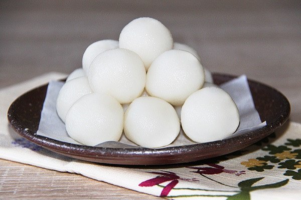 Bánh Mochi nhân đậu đỏ truyền thống Nhật Bản