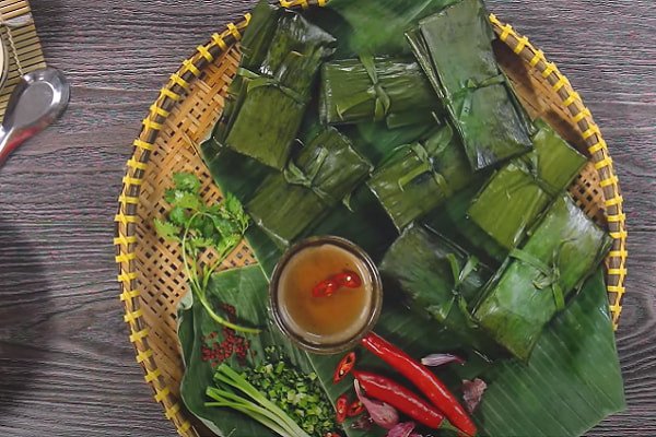 Bánh nậm chay nóng hổi vừa hấp xong