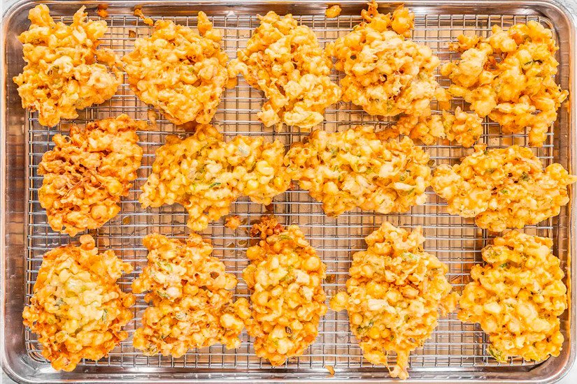 Bánh ngô truyền thống vàng ươm, giòn rụm sau khi nướng bằng nồi chiên không dầu.