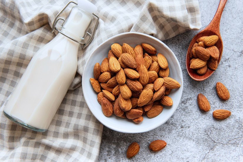 Bánh ngói hạnh nhân giòn rụm vừa nướng xong trong khay