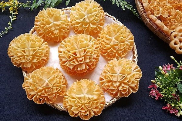 Bánh nhúng hình bông hoa xinh xắn và giòn tan