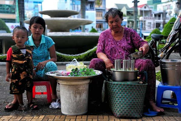 Bánh ống lá dứa xanh ngát hương vị tuổi thơ, gợi nhớ ký ức