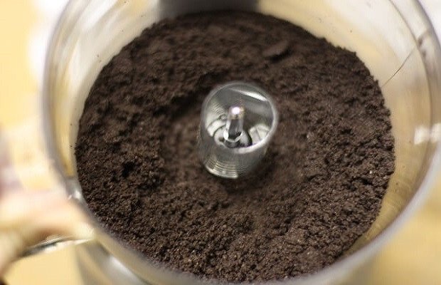 Bánh Oreo được xay nhuyễn để làm đế bánh cho món Oreo Cheesecake không lò nướng