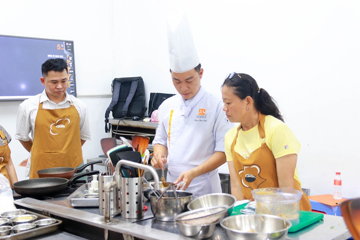 bánh phở khô Gia Lai và nước sốt trộn đặc trưng