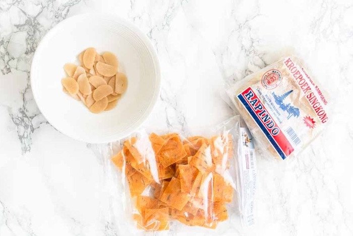 Bánh phồng tôm nguyên liệu, chuẩn bị để chiên bằng nồi chiên không dầu