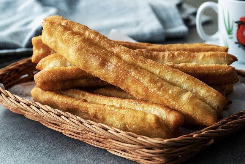 Bánh quẩy đã được tạo hình sẵn sàng cho vào nồi chiên không dầu
