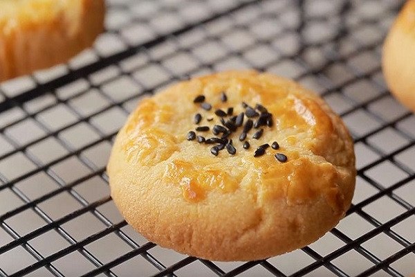 Bánh quy trứng muối vàng giòn, thơm ngon trên đĩa