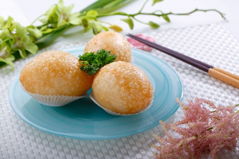 Bánh rán mặn nhân thịt chuẩn bị chiên bằng nồi chiên không dầu, tiện lợi và tiết kiệm.