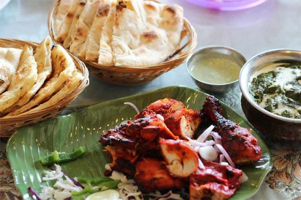 Bánh Roti Ấn Độ ăn kèm gà nướng Tandoori đậm đà, thơm ngon