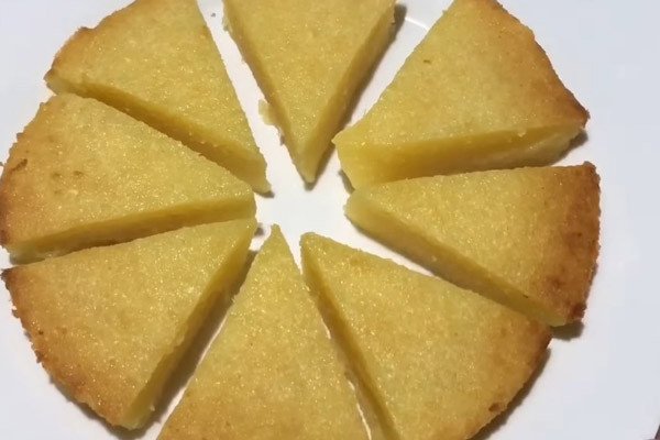 Bánh sắn nướng cốt dừa vàng ruộm cắt thành miếng vuông vắn