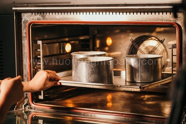 Bánh sponge cake đang nướng trong lò