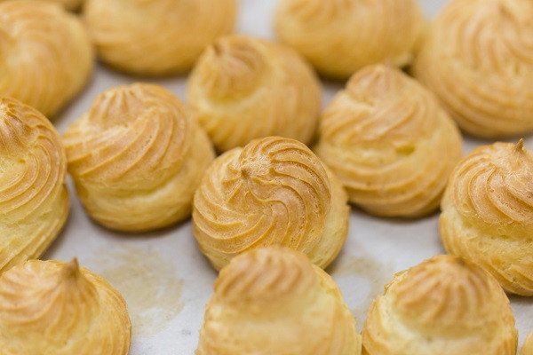 Bánh su kem hoàn chỉnh với lớp vỏ vàng đẹp và nhân kem béo ngậy