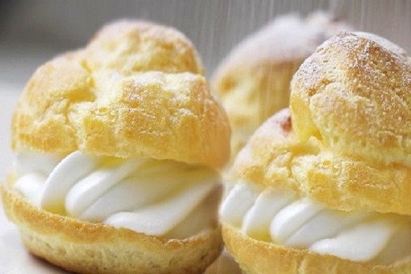 Bánh su kem tươi hoàn chỉnh với nhân kem mềm mại và lớp phủ socola hấp dẫn