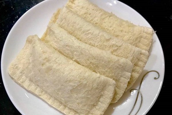 Bánh sữa chua Đài Loan cắt đôi, nhân kem sữa chua mềm mịn hấp dẫn