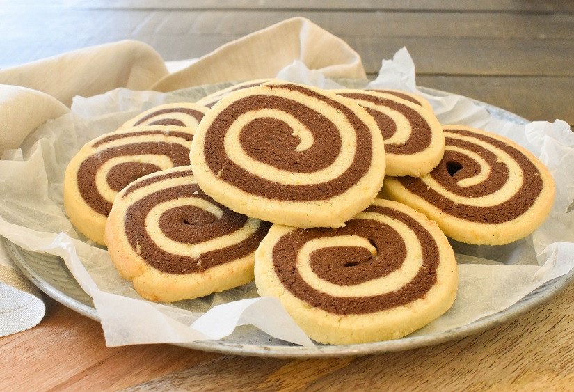 Bánh tai heo tự làm giòn ngon được bảo quản trong hũ kín sau khi nướng